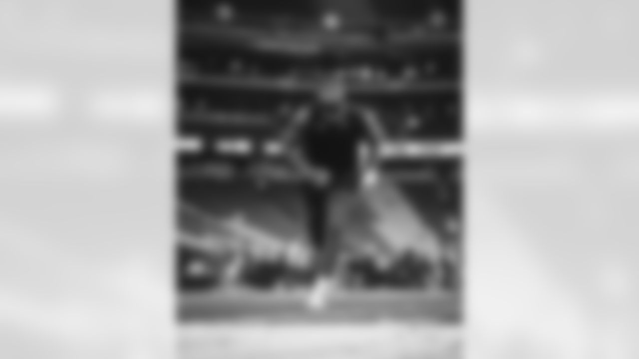 8 OLB Jared Verse warms up pregame ahead of the Rams vs. Cardinals Week 14 matchup