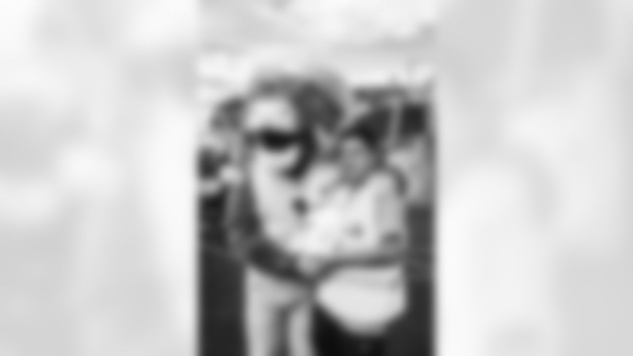 E_251122_Nickerson_Gardens_LA_Care_Food_Distro_HY_00198