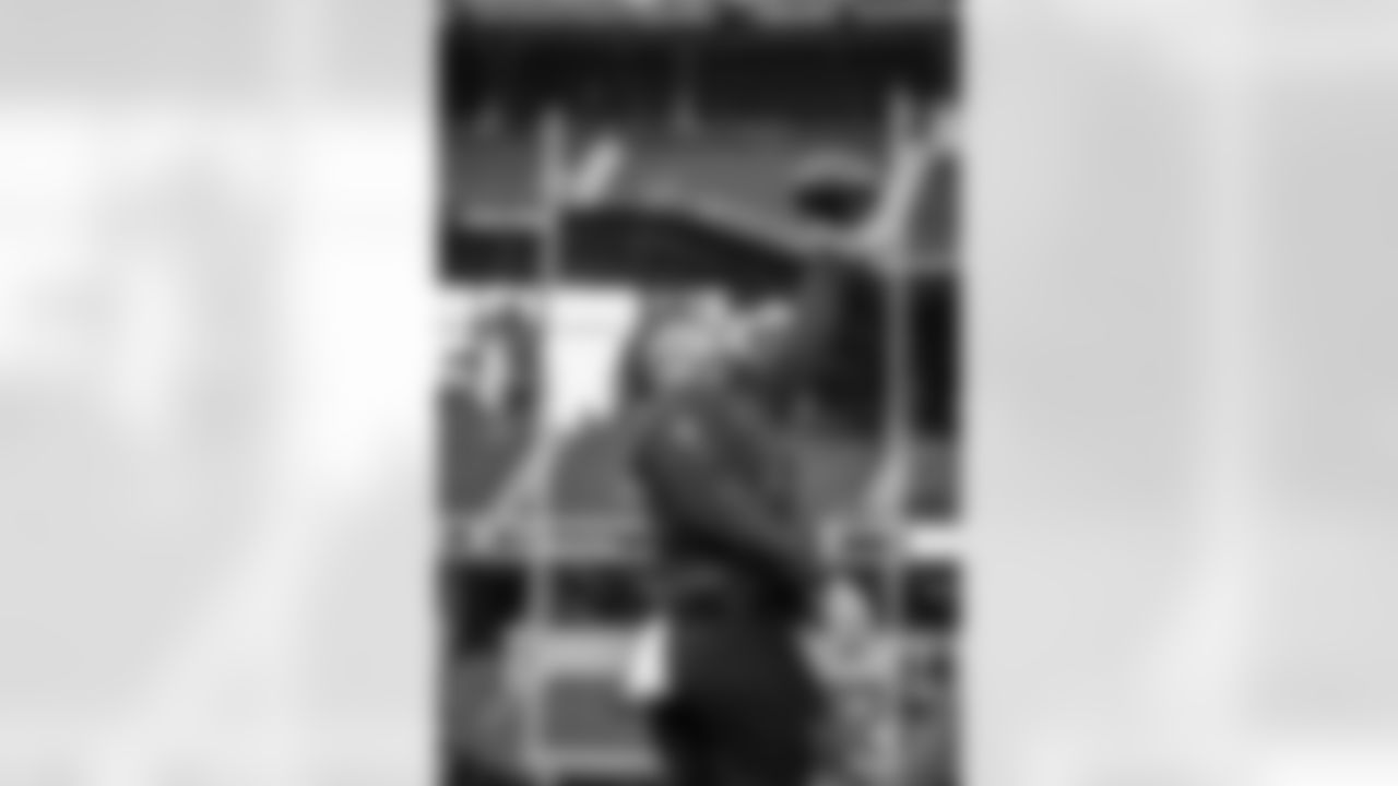 18 TE Terrance Ferguson warms up pregame ahead of the Rams vs. Seahawks Week 11 matchup