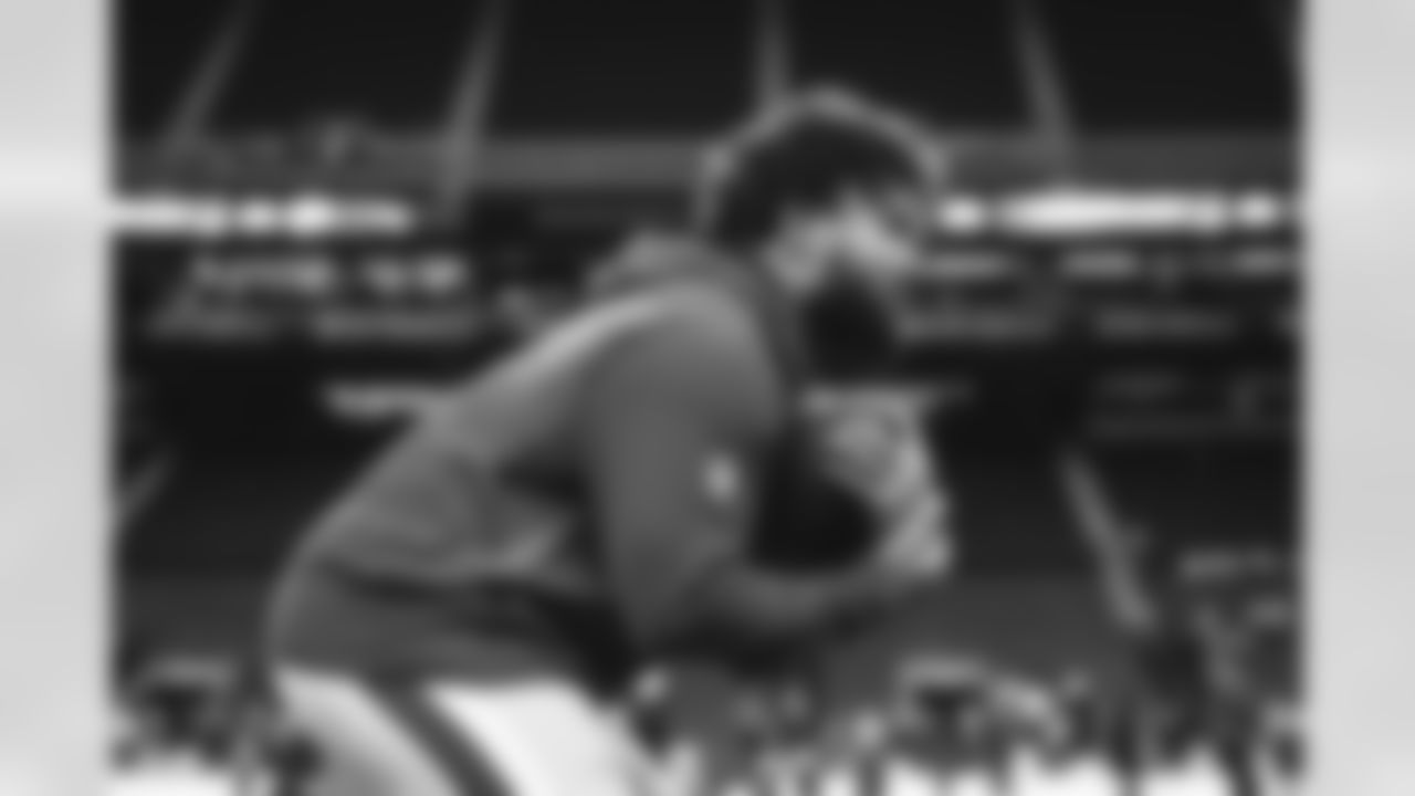 23 RB Kyren Williams warms up pregame ahead of the Rams vs. Seahawks Week 16 matchup