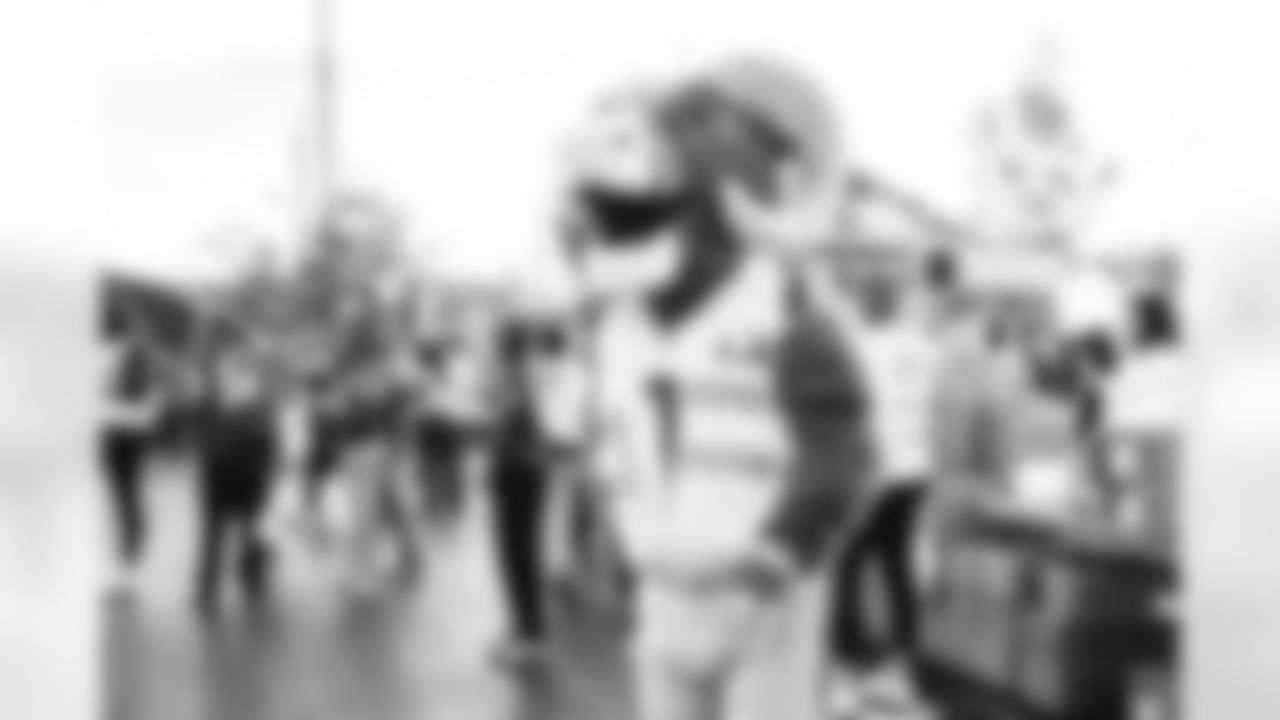 E_251122_Nickerson_Gardens_LA_Care_Food_Distro_HY_00044