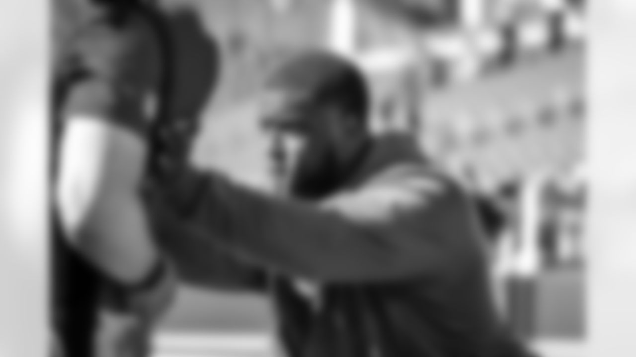 91 DE Kobie Turner warms up pregame ahead of the Rams vs. 49ers Week 10 matchup