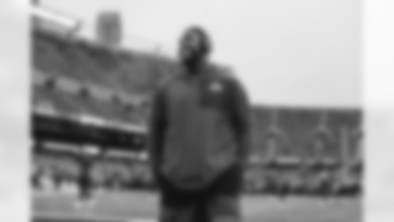 91 DE Kobie Turner warms up pregame ahead of the Rams vs. Bears Divisional matchup