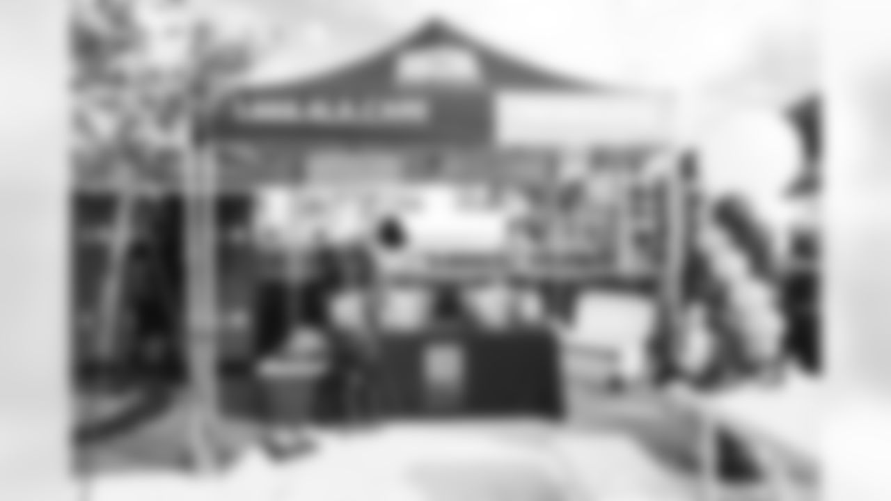 E_251122_Nickerson_Gardens_LA_Care_Food_Distro_HY_00016