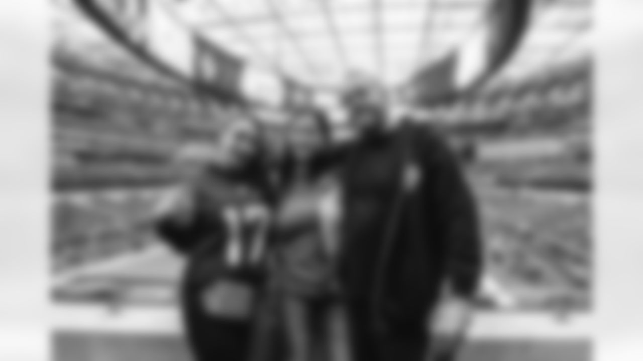 The Los Angeles Rams take on the Arizona Cardinals at SoFi Stadium in Week 18 of the 2025 season.