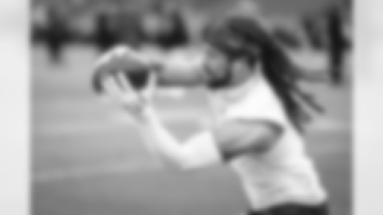 88 WR Jordan Whittington warms up pregame ahead of the Rams vs. Ravens Week 6 matchup
