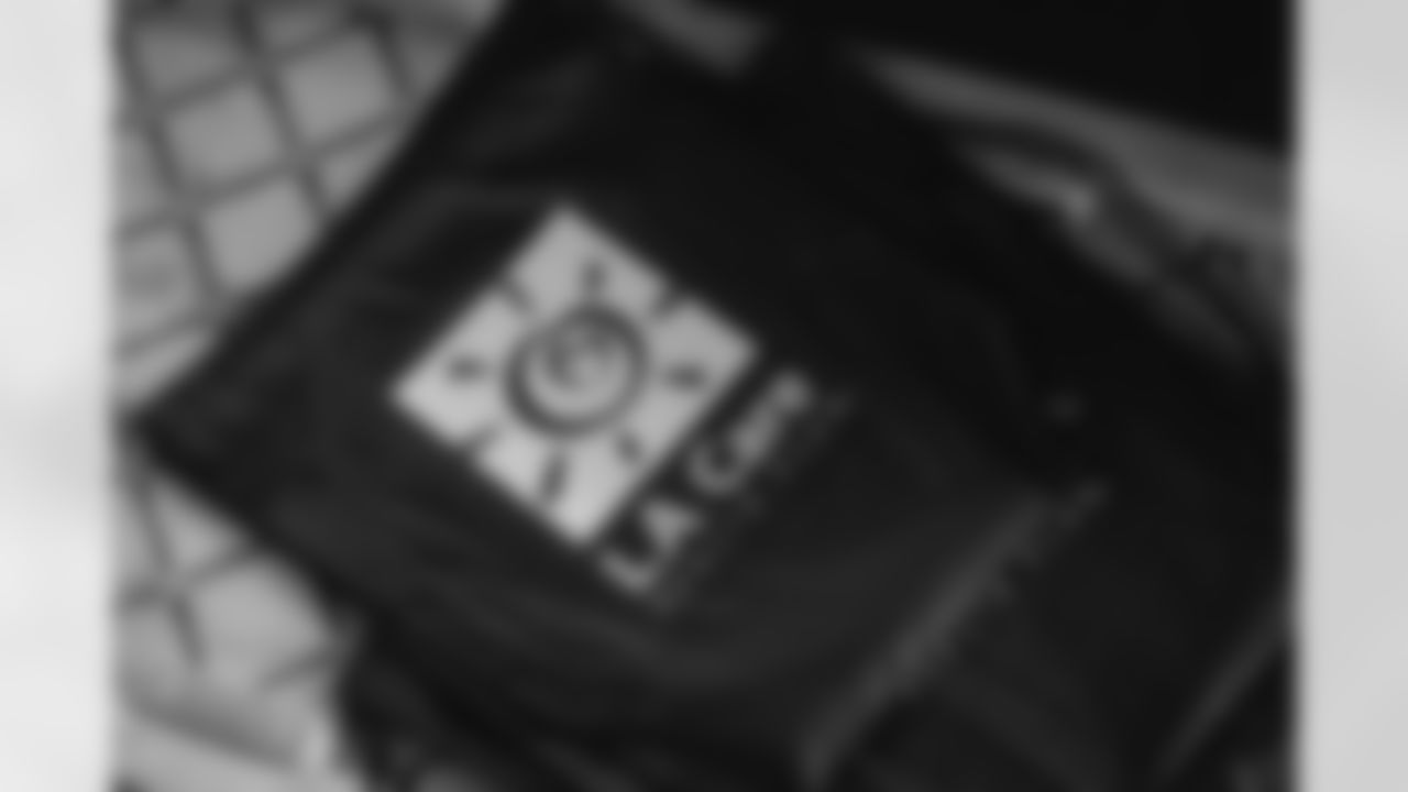 E_251122_Nickerson_Gardens_LA_Care_Food_Distro_HY_00118