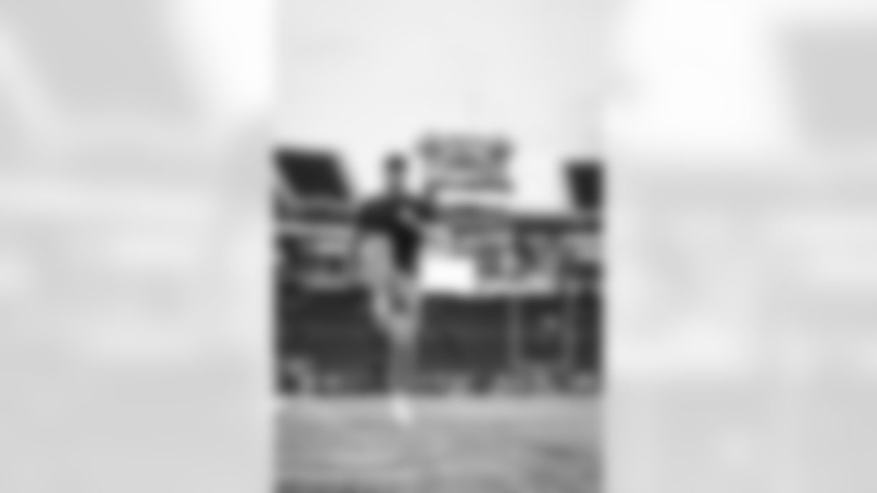 53 ILB Nate Landman warms up pregame ahead of the Rams vs. Seahawks Week 16 matchup