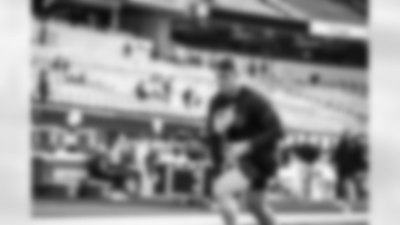 87 TE Davis Allen warms up pregame ahead of the Rams vs. Lions Week 15 matchup