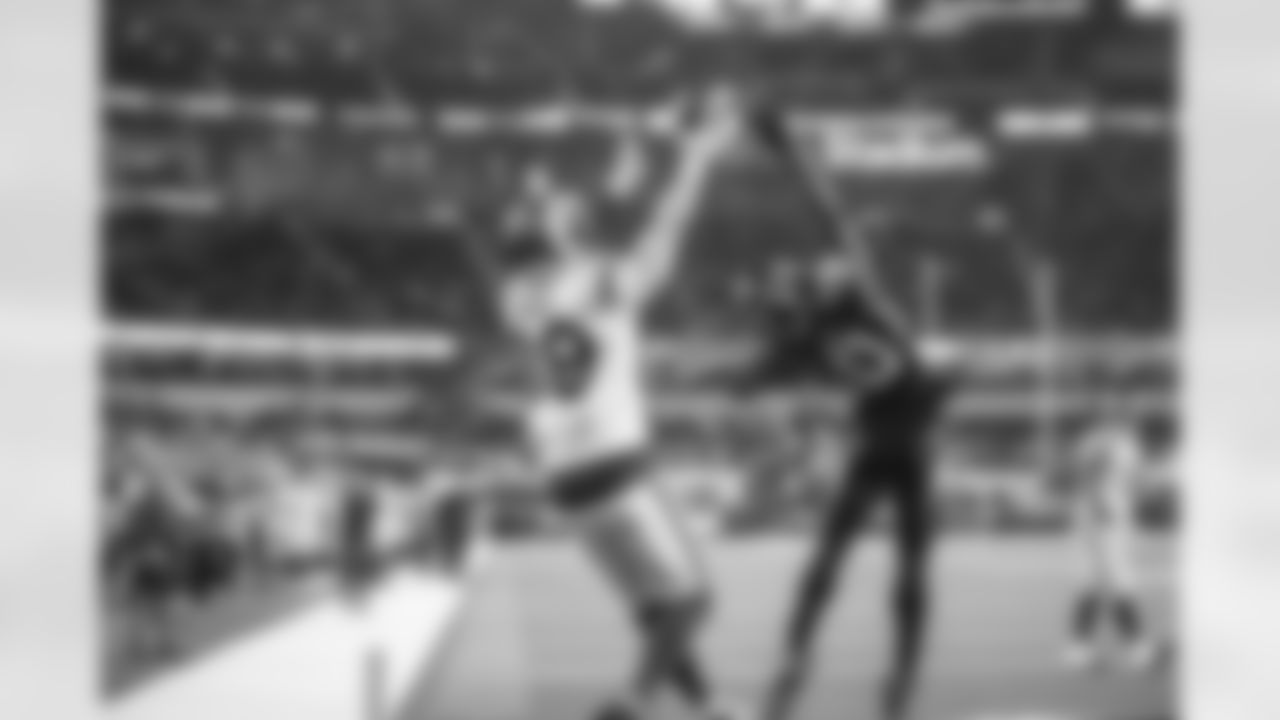2025 Season Schedule: Week 2: Los Angeles Rams @ Tennessee Titans | Sunday, Sep. 14 @ 10:00 AM PT at Nissan Stadium
Throwback: Los Angeles Rams tight end (89) Tyler Higbee reaches for a catch against the Tennessee Titans in an NFL game, Sunday, November 7, 2021, in Inglewood, CA. (Jeff Lewis/LA Rams)