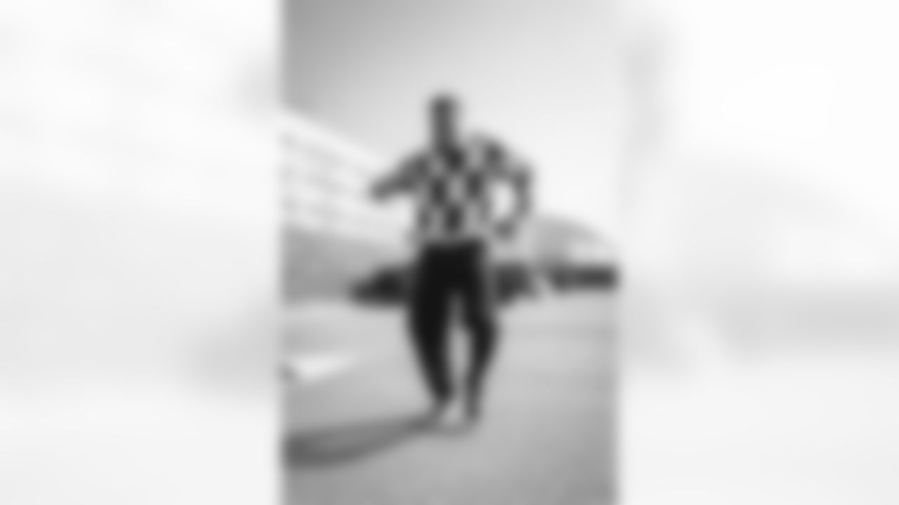 37 S Quentin Lake arrives at SoFi Stadium for today's matchup against the Saints