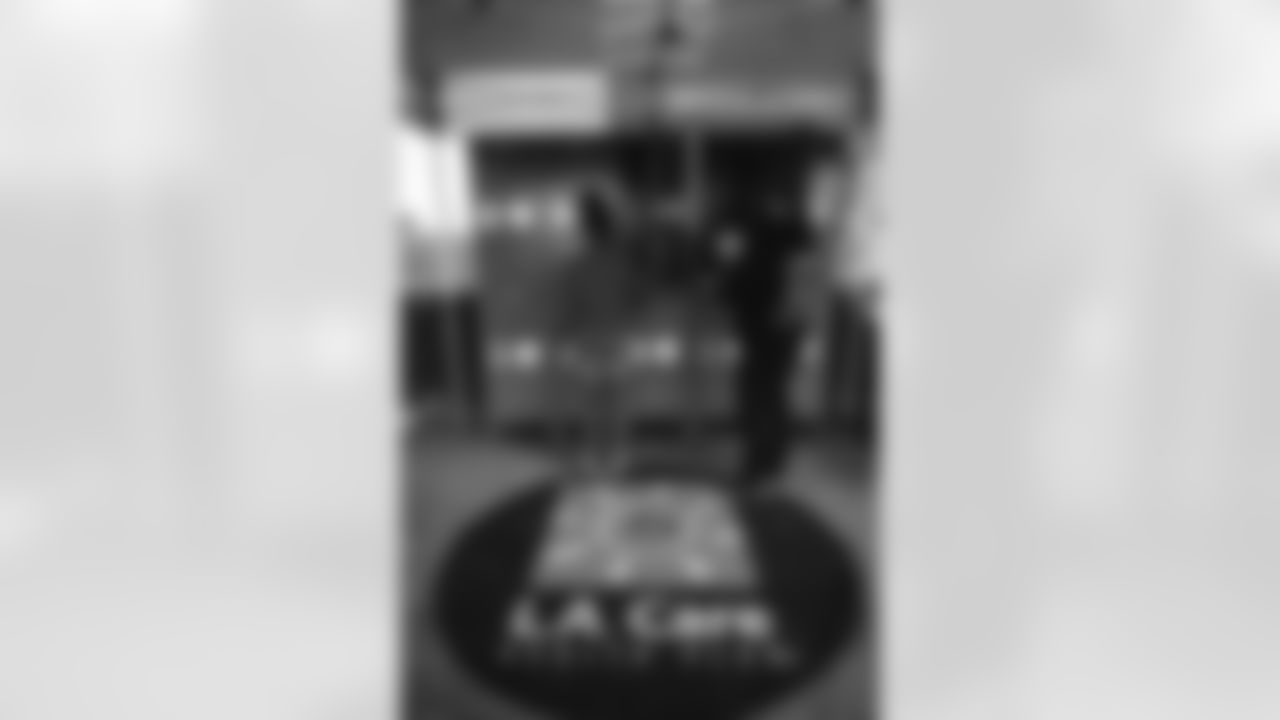 E_251122_Nickerson_Gardens_LA_Care_Food_Distro_HY_00074