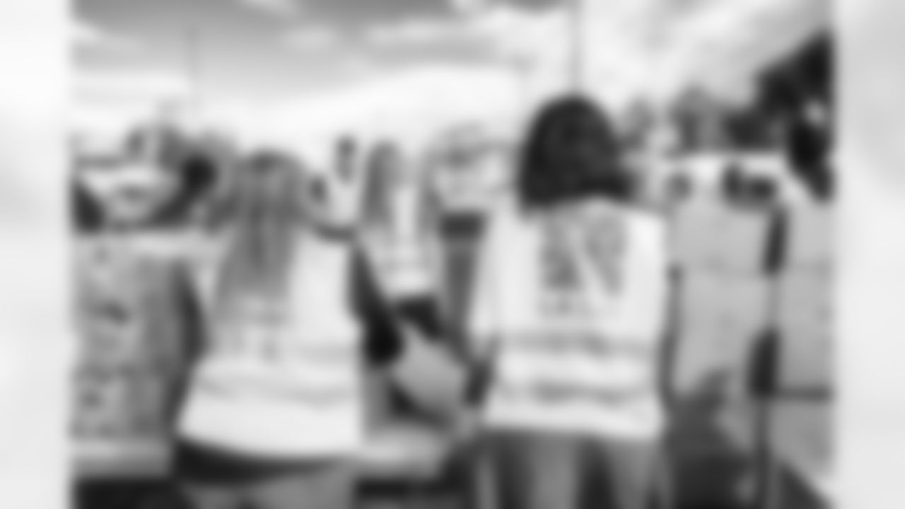 E_251122_Nickerson_Gardens_LA_Care_Food_Distro_HY_00028