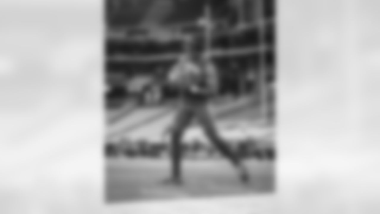 4 CB Ahkello Witherspoon warms up pregame ahead of the Rams vs. Cardinals Week 14 matchup