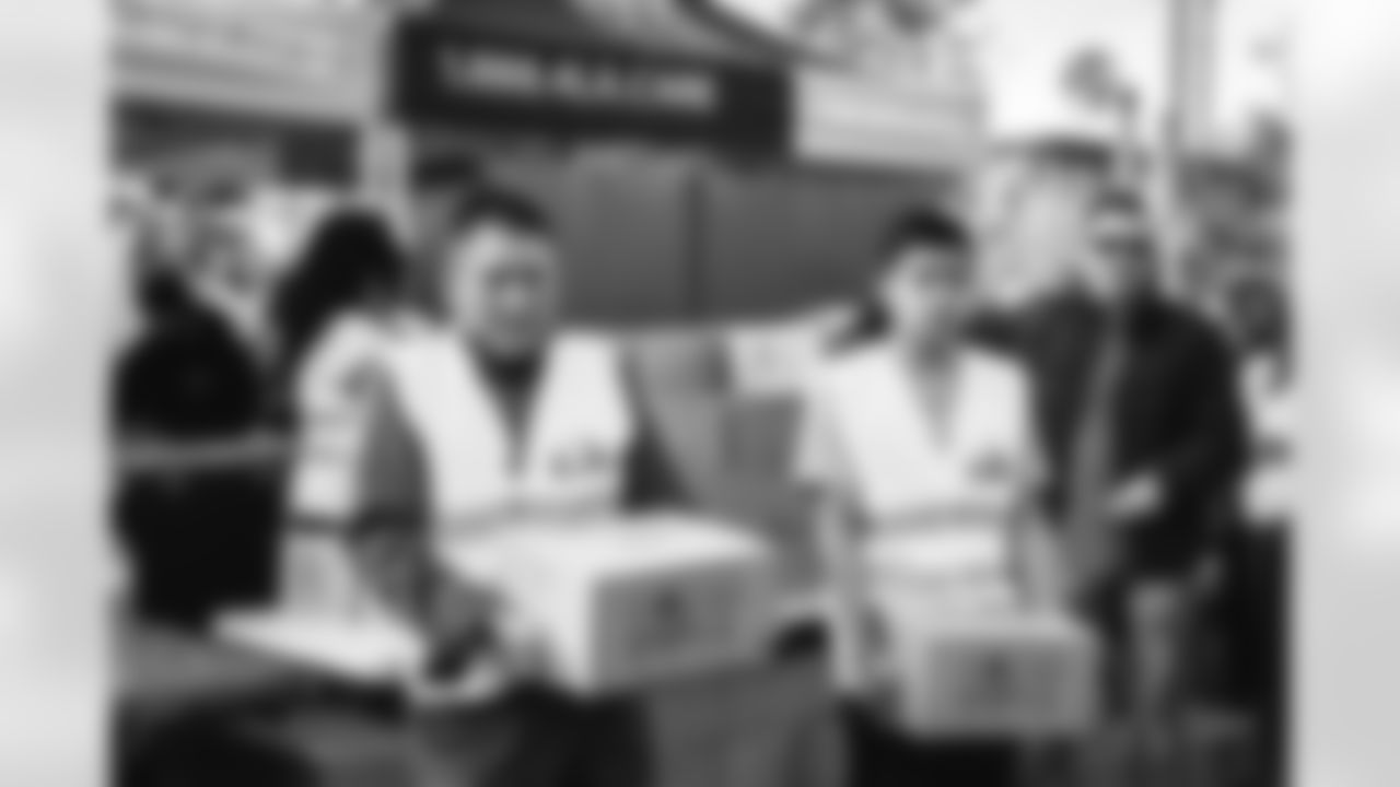 E_251122_Nickerson_Gardens_LA_Care_Food_Distro_HY_00055