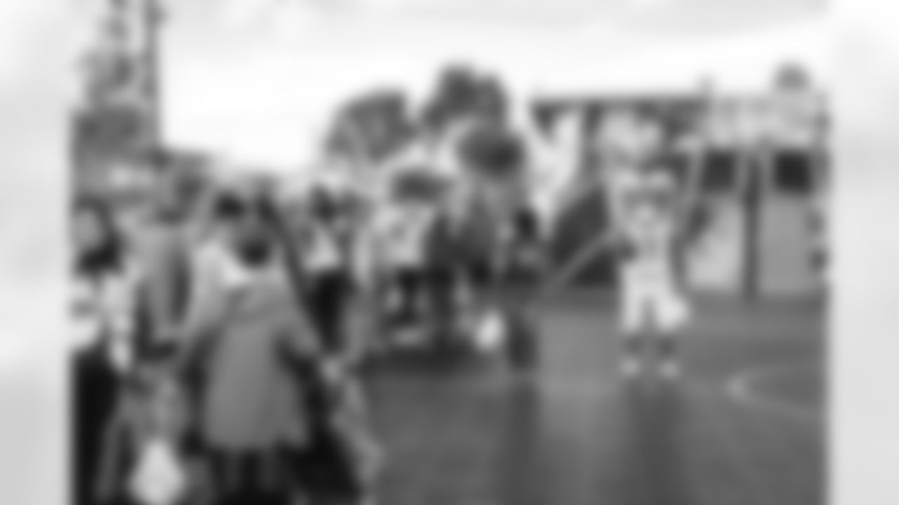 E_251122_Nickerson_Gardens_LA_Care_Food_Distro_HY_00112