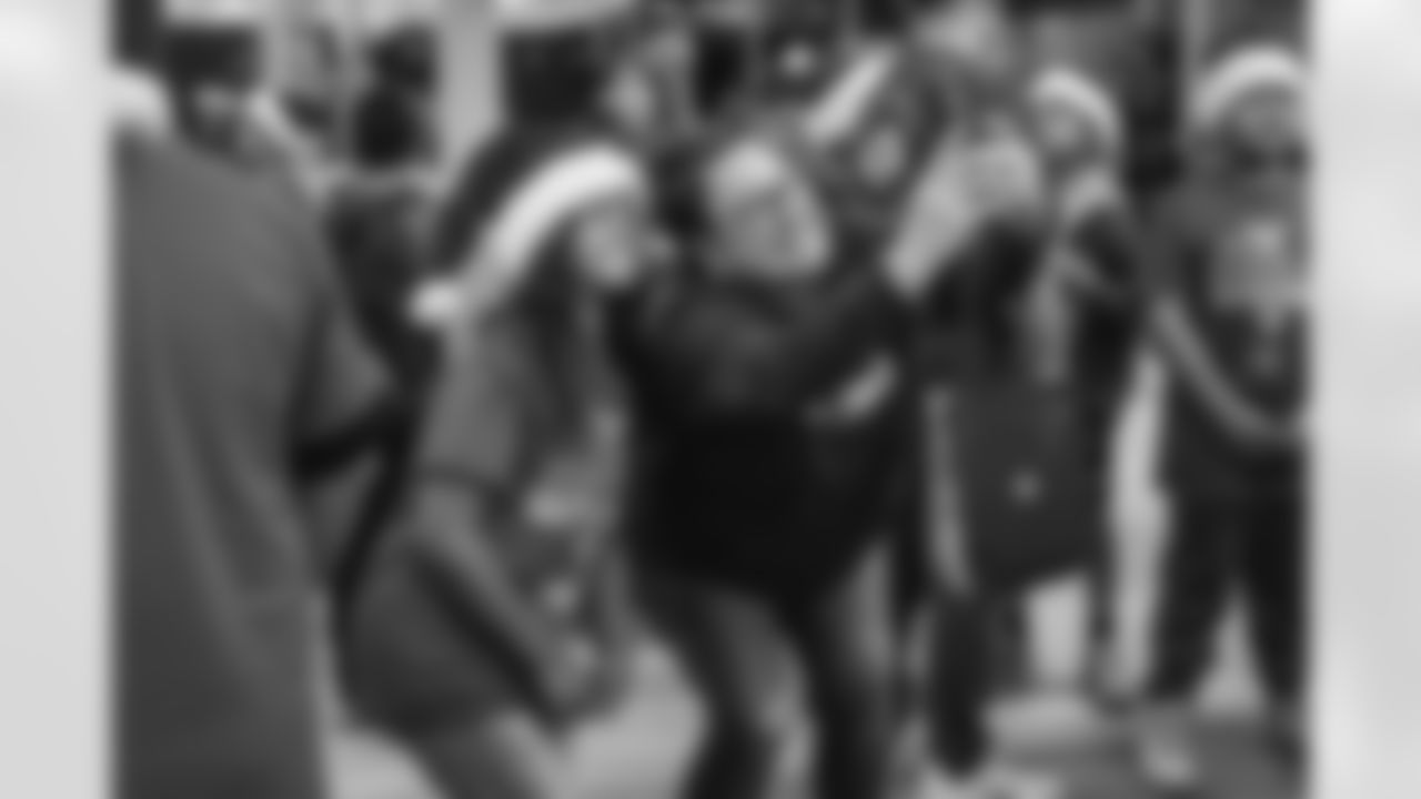 E_251210_Holiday_Shopping_Spree_NT_0116