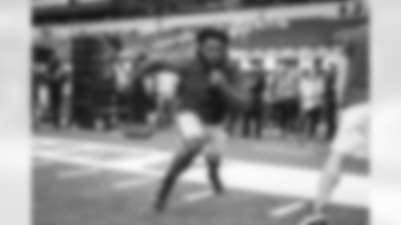 10 OLB Josaiah Stewart warms up pregame ahead of the Rams vs. Cardinals Week 18 matchup