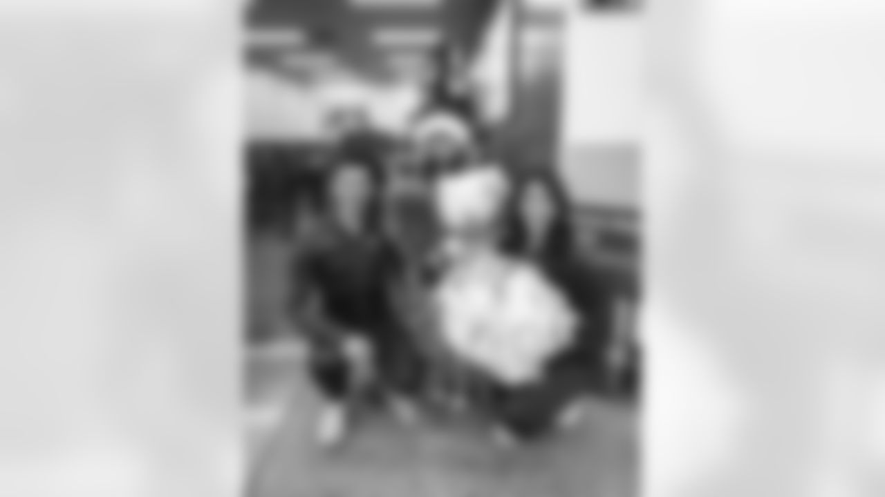 E_251210_Holiday_Shopping_Spree_NT_0265