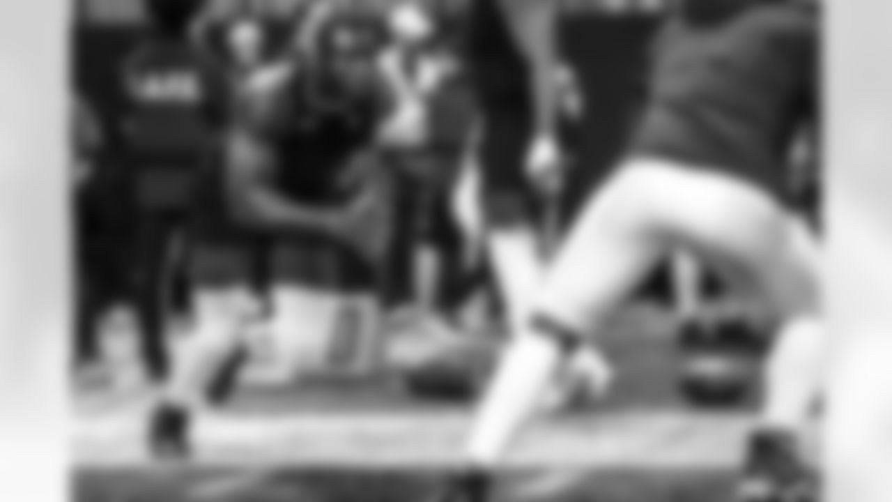 0 OLB Byron Young warms up pregame ahead of the Rams vs. Falcons Week 17 matchup