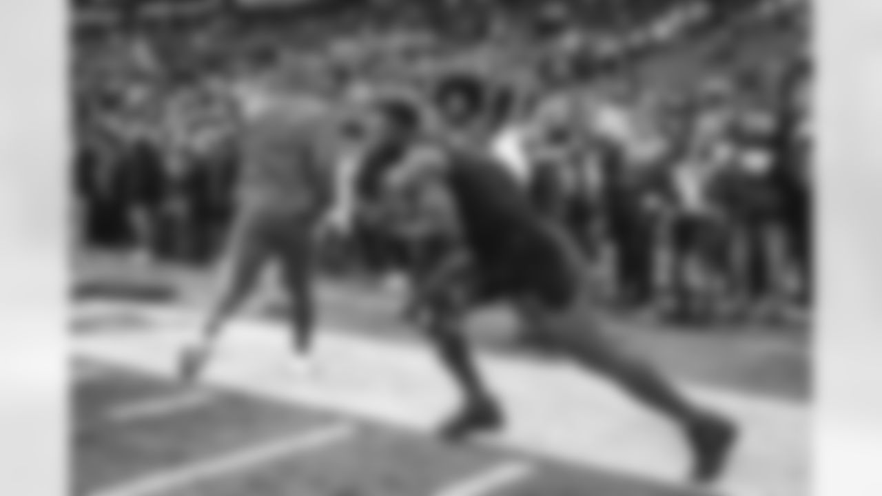 0 OLB Byron Young warms up pregame ahead of the Rams vs. Seahawks NFC Championship game