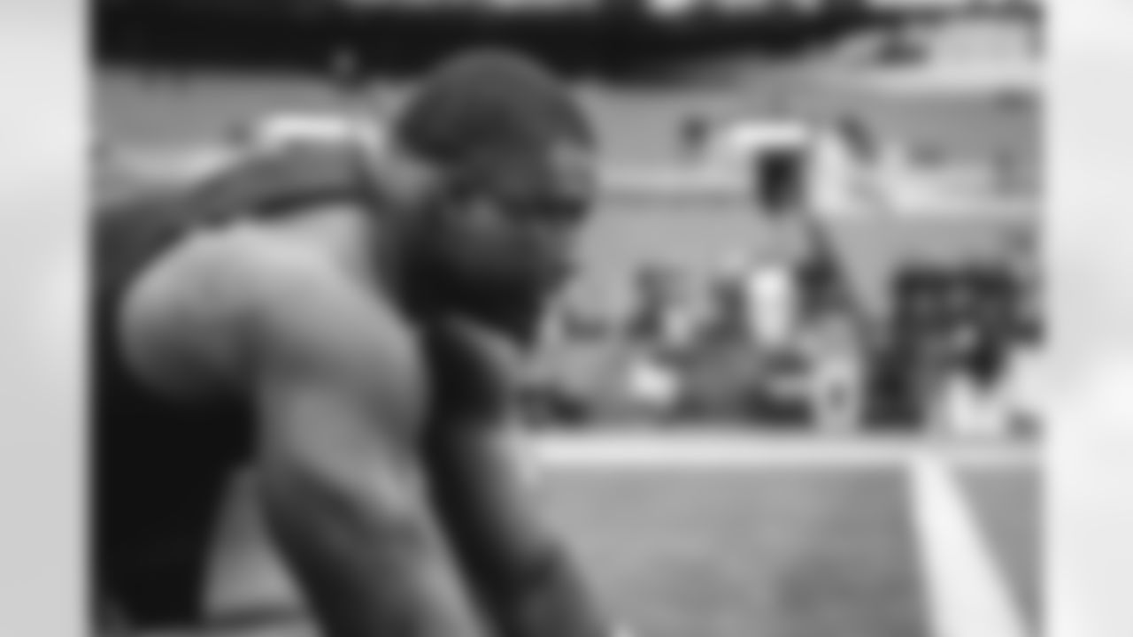 0 OLB Byron Young warms up pregame ahead of the Rams vs. Ravens Week 6 matchup