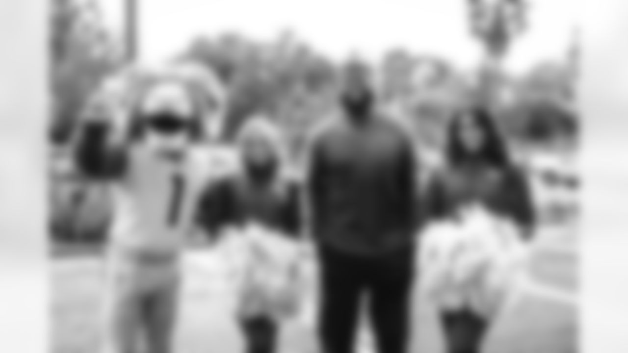 E_251118_West_Valley_Food_Pantry_Distribution_HY_1012