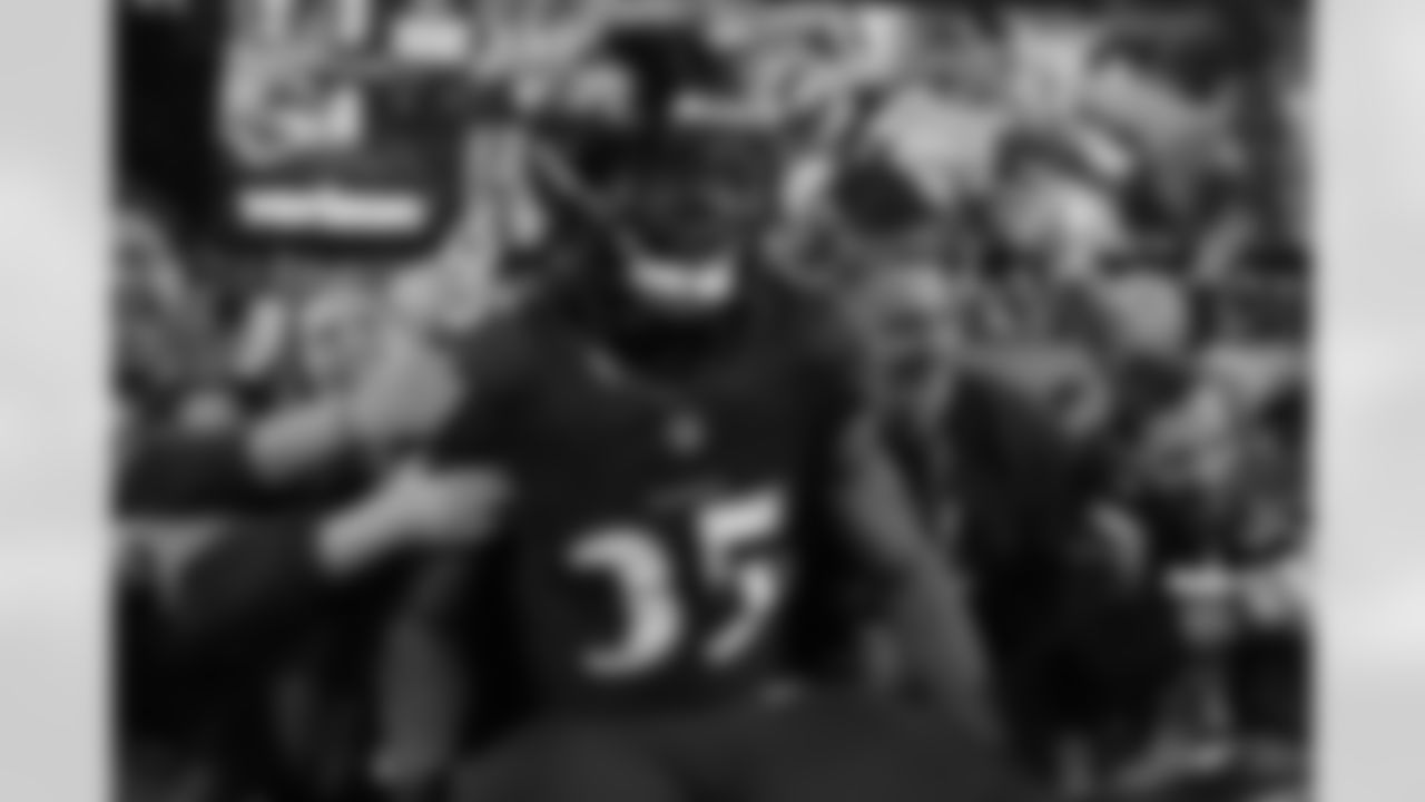 RB Gus Edwards