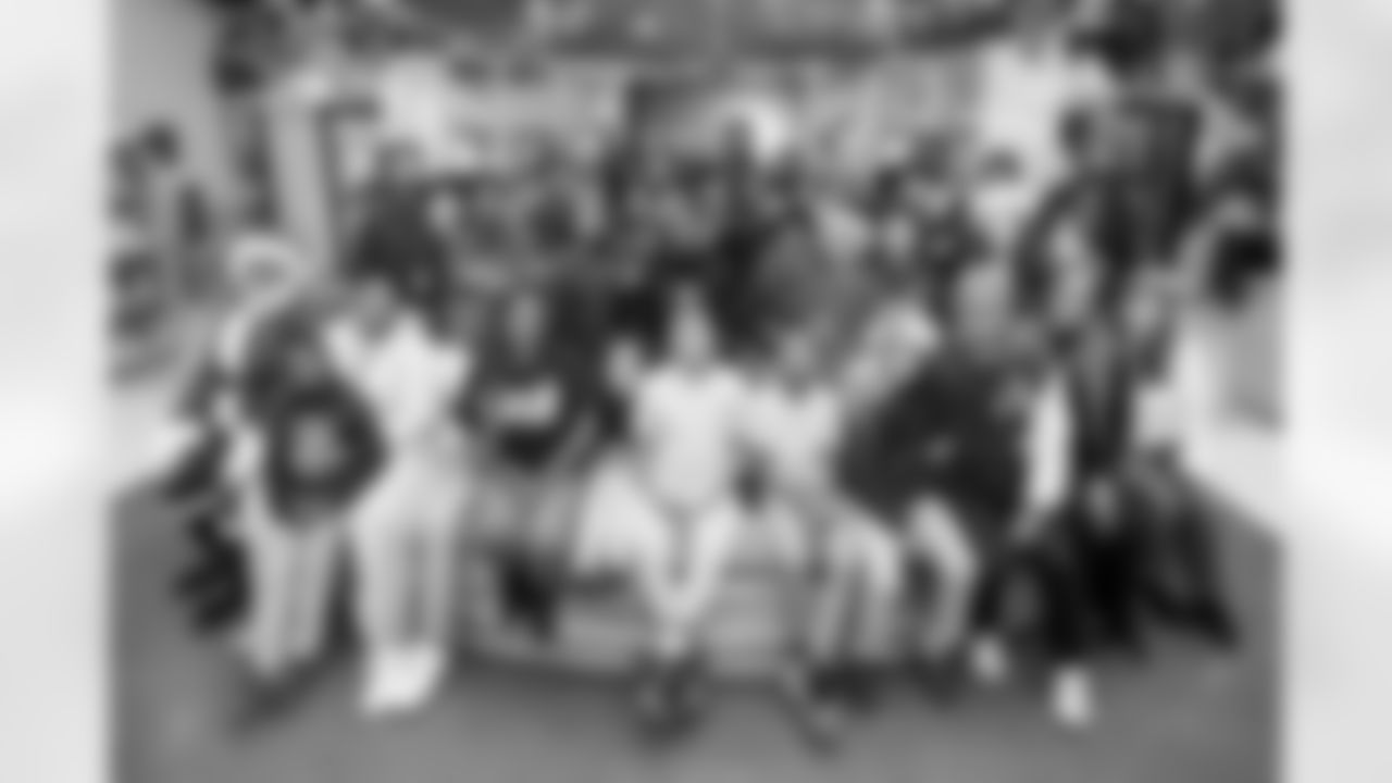 30_20251222_Roquan_Smith_Holiday_sh_2234