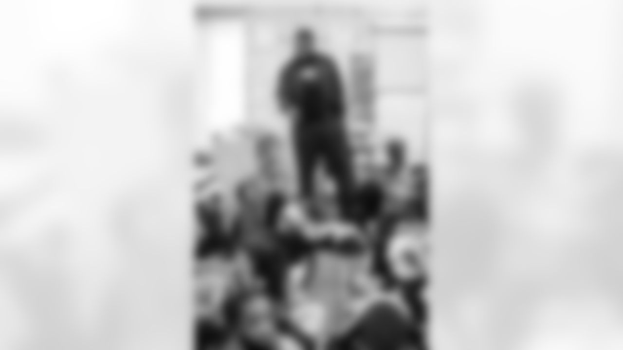 10_20251222_Roquan_Smith_Holiday_sh_0815