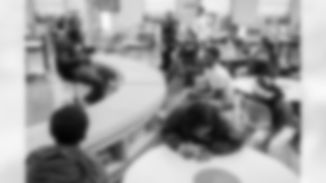 26_20251222_Roquan_Smith_Holiday_sh_1994