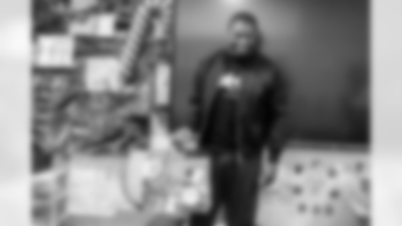 06_20251222_Roquan_Smith_Holiday_sh_0733