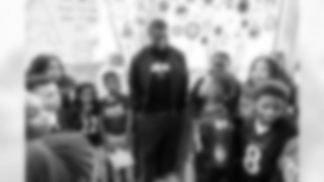 23_20251222_Roquan_Smith_Holiday_sh_1658