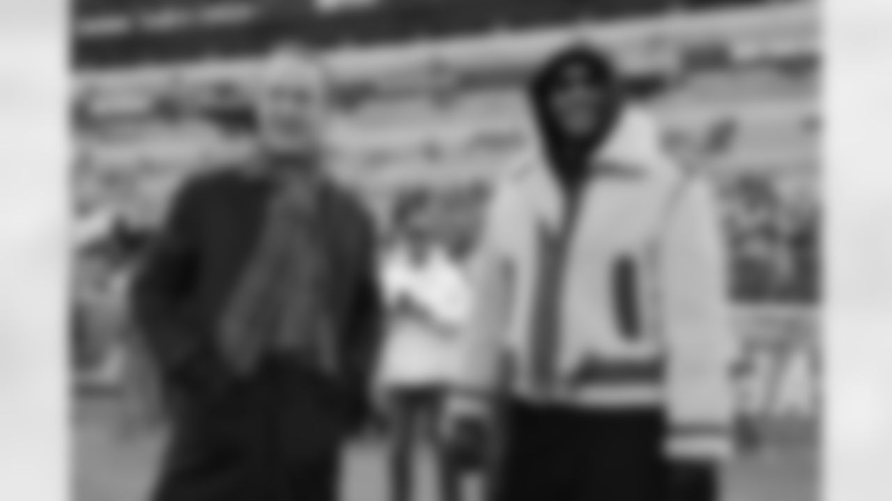 From left: HOF QB Peyton Manning, Former NBA Forward Carmelo Anthony