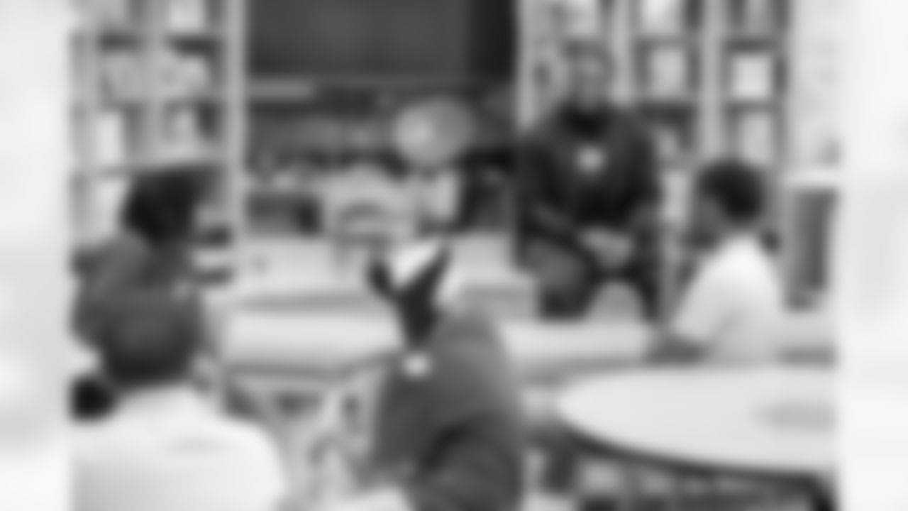 24_20251222_Roquan_Smith_Holiday_sh_1738