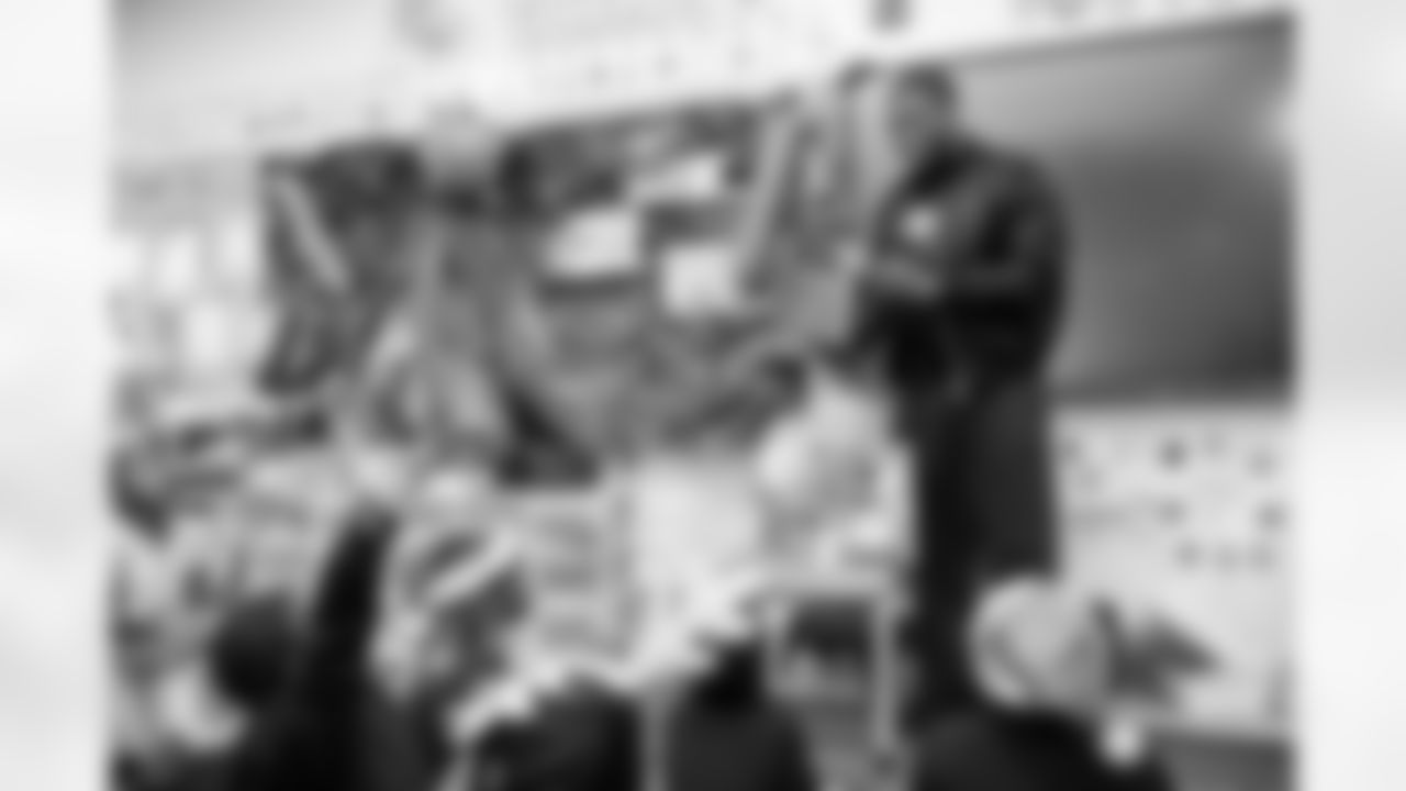 07_20251222_Roquan_Smith_Holiday_sh_0720