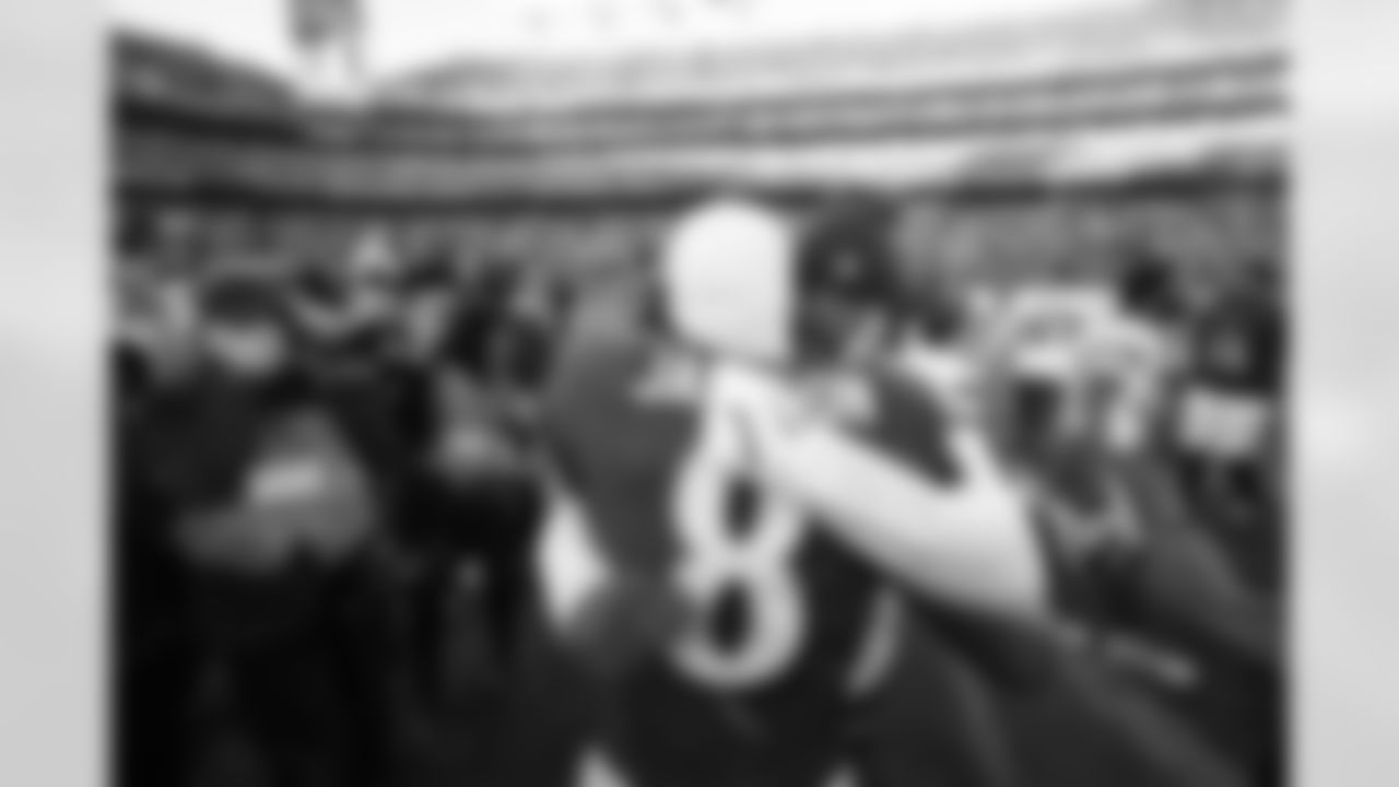 (left) QB Lamar Jackson & (right) QB Tyrod Taylor