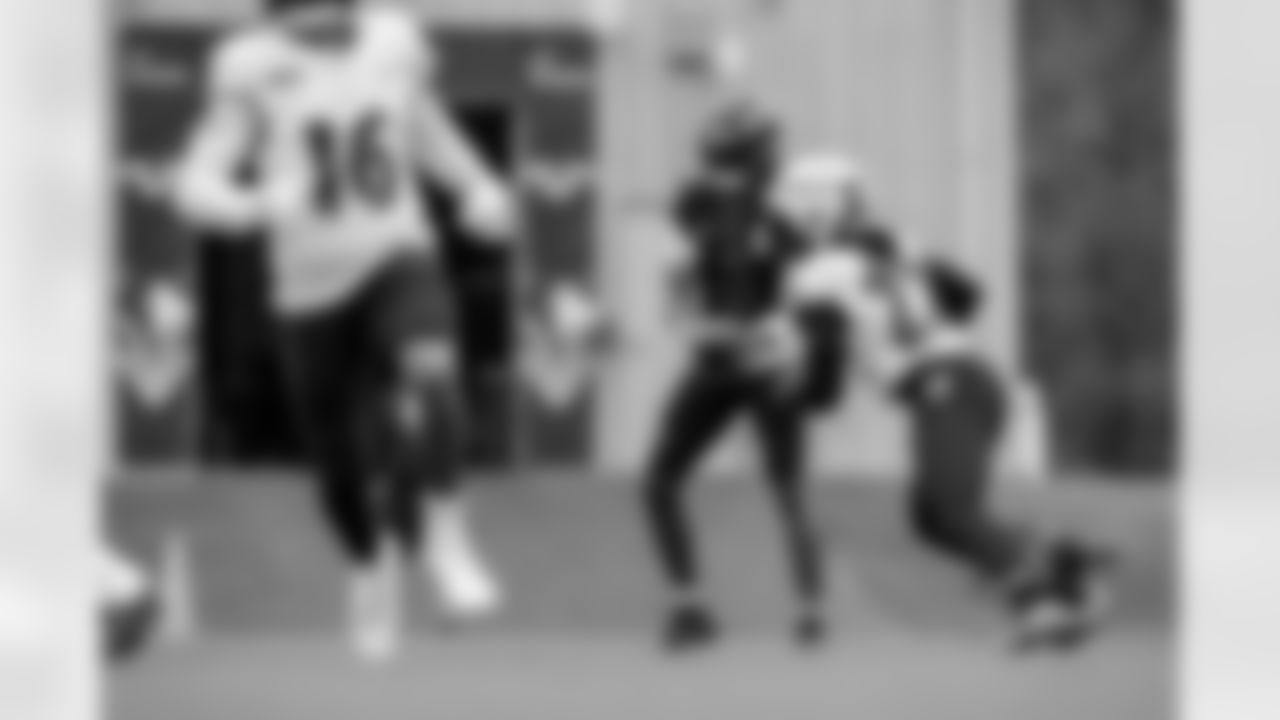 QB Lamar Jackson handing the ball to RB Derrick Henry.