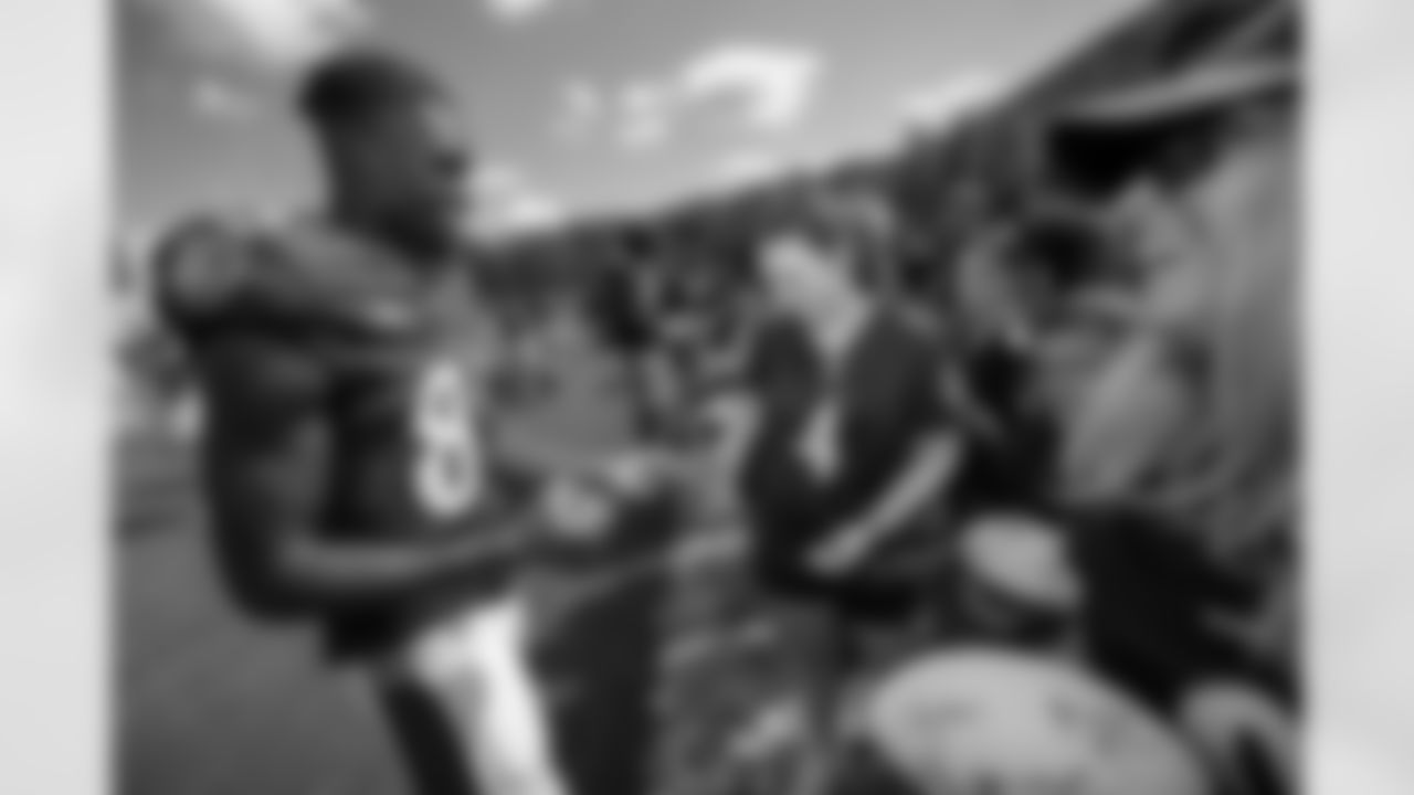 WR Devontez Walker signing autographs.