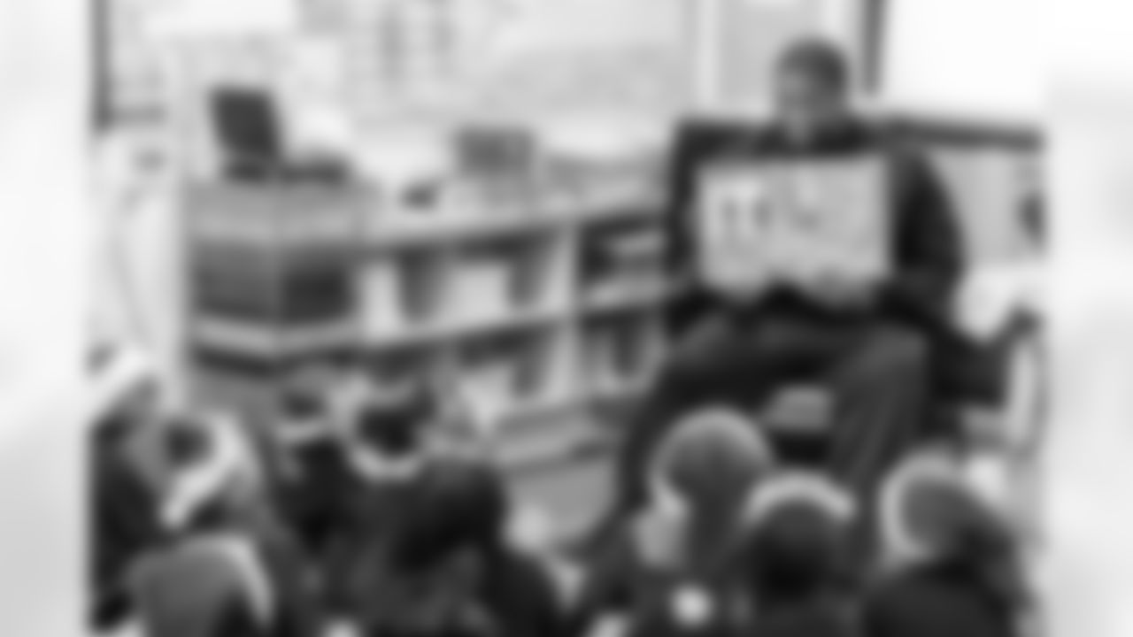 11_20251222_Roquan_Smith_Holiday_sh_1158