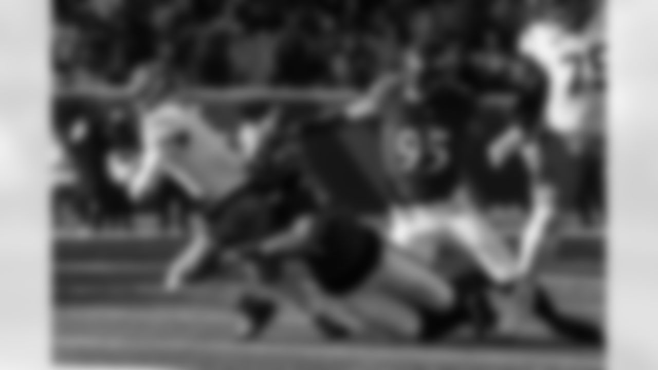 OLBs Dre'Mont Jones (left) & Tavius Robinson (right)