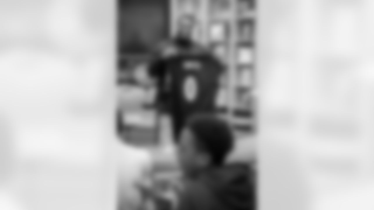 29_20251222_Roquan_Smith_Holiday_sh_2264