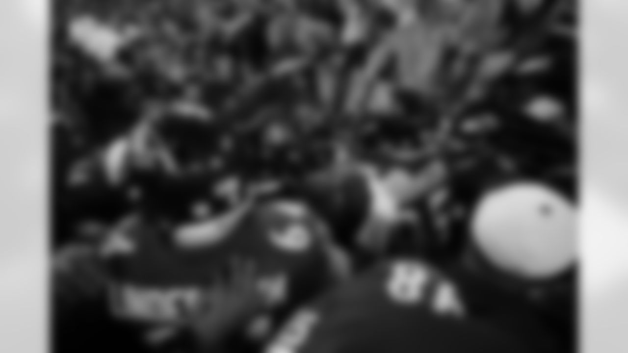 Ravens players celebrate WR Tylan Wallace's walk-off touchdown