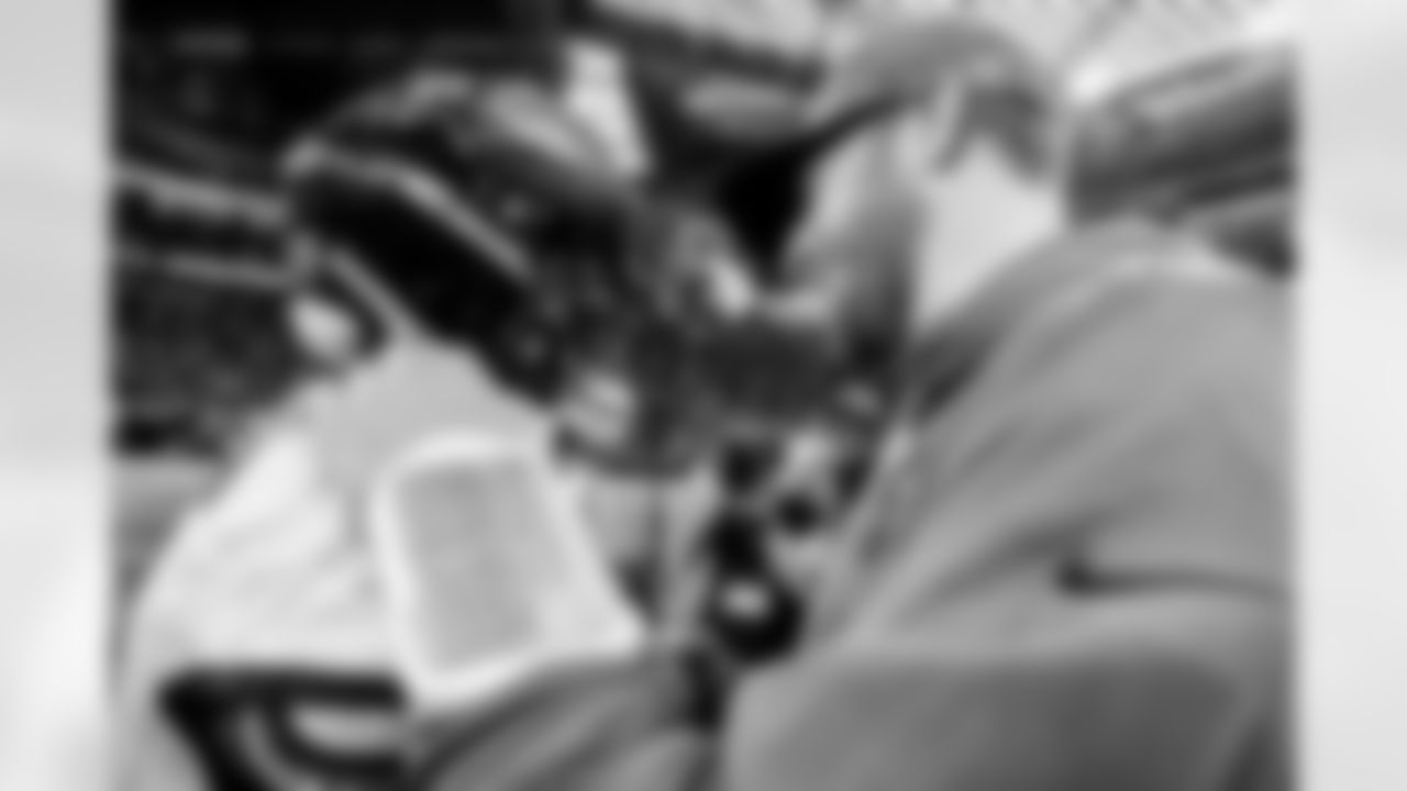 QB Lamar Jackson (left) & Vikings QB Carson Wentz (right)