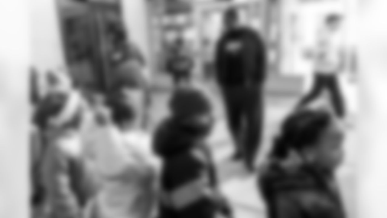 19_20251222_Roquan_Smith_Holiday_sh_1583