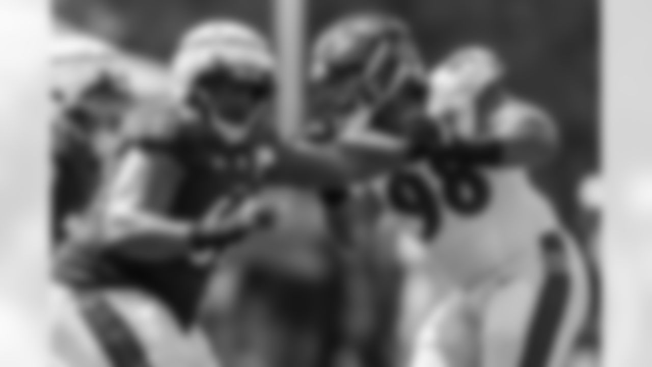 G Tashawn Manning blocking DT Travis Jones.