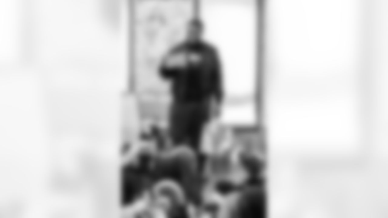 16_20251222_Roquan_Smith_Holiday_sh_1469