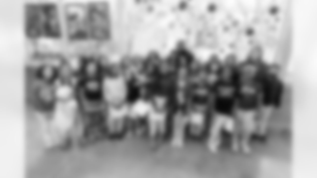 22_20251222_Roquan_Smith_Holiday_sh_1638