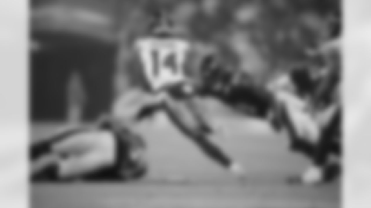 OLB Jeremiah Moon