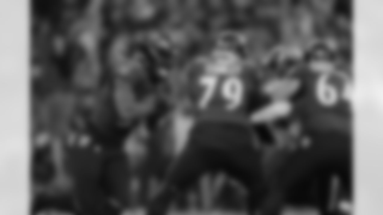 RB Gus Edwards